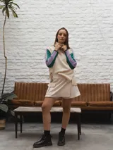 Pollera pantalón de corte recto y diseño minimalista, con cierre lateral y detalle de bolsillo tipo ojal en la parte frontal.