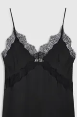 Vestido largo negro de satén, de corte lencero con finos tirantes, escote en V y detalles de encaje transparente en el pecho y los laterales.