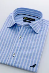 Camisa de vestir azul con rayas verticales blancas, corte slim fit y cuello americano.