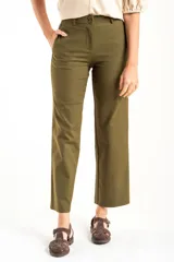 Pantalon de corte recto y tiro medio, color verde militar, con cierre frontal de botones y bolsillos laterales.