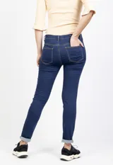 Jean chupín negro maternal, de tiro medio y con piezas elastizadas en los laterales al frente.