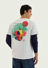 Remera de manga corta color azul oscuro, con cuello redondo y diseño liso.