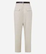 Pantalón zanahoria de cintura alta color crudo, confeccionado en viscolino con trabillas en la cintura, pliegues y solapas traseras. Incluye cinturón fino con hebilla confeccionado en PU.