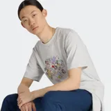 Remera de manga corta, color gris melange, con un estampado gráfico fotorrealista de varios tickets o etiquetas apilados en el pecho y la espalda.