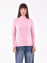 Polera rosa viejo de punto canalé, con cuello alto y mangas largas.