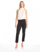 Pantalón de tiro alto con pretina elástica y silueta ajustada. Presenta un diseño tipo pull-on sin cierres, con aberturas laterales en el ruedo decoradas con tres botones metálicos dorados.