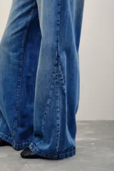 Pantalón jean de corte wide leg y tiro medio, en color azul clásico con efecto desteñido.