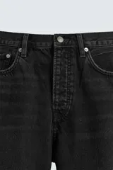 Bermuda de denim de algodón, color verde claro lavado, de corte recto y tiro medio. Presenta cinco bolsillos y cierre frontal con cremallera y botón.