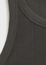 Top sin mangas de corte ajustado, confeccionado en tejido de punto acanalado con cuello redondo estilo halter.