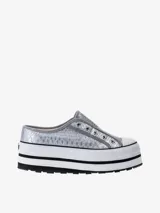 Zapatilla tipo slip-on con diseño de plataforma alta, acabado metalizado plateado con textura de reptil y suela de goma con franjas negras.