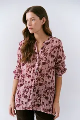 Camisa de viscosa color rosado con estampado animal print en tonos borgoña, con cuello mao y cierre frontal con botones.