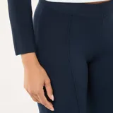 Pantalón de vestir de corte recto y tiro medio, confeccionado en tejido de punto color azul marino. Presenta una costura vertical central en el frente de cada pierna y un diseño de calce fluido.
