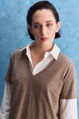 Remera blanca de algodón con escote en V y mangas cortas, de calce amplio y cómodo.