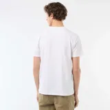 Remera blanca de manga corta con estampado fotográfico rectangular en el pecho y la inscripción "Road Stride".