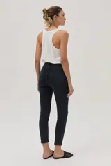 Jean skinny de tiro alto color azul oscuro, con ajuste ceñido y composición flexible.