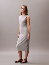 Vestido midi sin mangas de corte ajustado, confeccionado en tejido de punto elástico. Presenta cuello redondo y un pequeño logo bordado en el pecho.