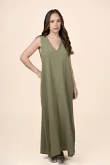Vestido largo color verde militar de algodón, sin mangas y con escote en V, de silueta holgada y liviana.