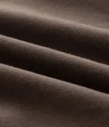 Bermuda de sarga negra de corte recto y holgado para hombre, con bolsillos cargo laterales con solapa, cintura con pasadores y cierre frontal con botón y cremallera.