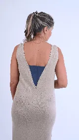 Vestido midi de hilo de algodón en color beige, sin mangas, con escote en V profundo y detalles de flecos largos en el ruedo.