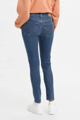 Jeans de tiro alto Levi's 720 High Rise Super Skinny, de calce ajustado en cadera y muslos, pierna súper ajustada y denim stretch.