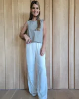 Pantalón de algodón color arena, de corte recto y holgado, con cintura elástica y detalle de costuras horizontales decorativas en la parte inferior de las piernas.