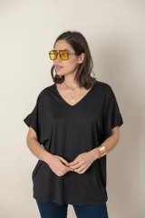 Remera azul marino con escote en V y mangas cortas.