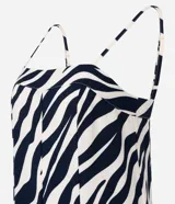 Mono largo de sastrería marca Cortelle, confeccionado en crepé con elastano, con estampado animal print de cebra en tonos beige y negro. Presenta escote recto, tirantes finos regulables, corte wide leg en las piernas y un cinturón ancho ajustable en la cintura.
