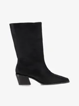 Botas estilo texana de caña media, confeccionadas en pelo color negro, con punta cuadrada y taco de madera.