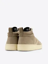 Championes de caña alta Veja modelo Roraima, color beige, confeccionados en gamuza con logo lateral en cuero y suela de goma color crema.