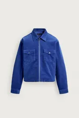 Sobrecamisa regular fit de Zara, confeccionada en pana de algodón color azul con efecto lavado. Cuenta con cuello solapa, manga larga con puño y botón a presión, bolsillos frontales de plastrón con solapa y cierre de cremallera.