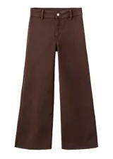 Pantalones tipo jeans de corte recto, color marrón, con diseño de pierna ancha y tiro medio.
