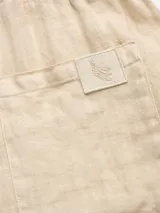 Pantalón blanco de lino premium, con cintura elástica, cordón de algodón ajustable, bolsillos laterales y bolsillo trasero. Confeccionado en Italia.