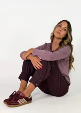 Pantalon de gabardina en color azul oscuro, de corte holgado con botamangas ajustadas mediante elástico.