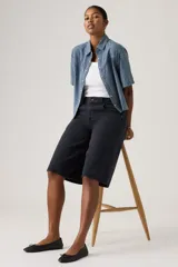 Bermuda de denim estilo super baggy en color negro con lavado sutil, tiro medio y diseño holgado.