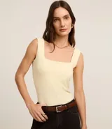 Blusa básica sin mangas marca Cortelle, confeccionada en poliamida, con escote cuadrado y tirantes medianos.
