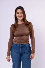 Remera de manga larga y cuello redondo, con diseño entallado al cuerpo.
