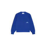 Sweater de punto color azul, con cuello redondo, mangas largas y pequeño logo bordado en el pecho.