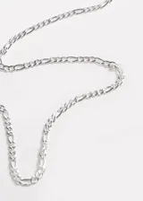 Cadena plateada de acero quirúrgico hipoalergénico con eslabones tipo fígaro.