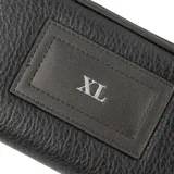 Billetera negra de símil cuero con cierre, marca Adele. Cuenta con 13 compartimentos y un bolsillo interno con cierre.