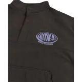 Campera tipo anorak de sarga de algodón color negro, con cuello alto, cierre frontal de botones a presión, bolsillo tipo canguro y puños elásticos. Presenta un logo estampado en el pecho.