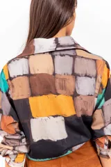 Camisa de manga larga con estampado abstracto multicolor y cierre frontal con botones.