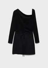 Vestido corto negro de diseño asimétrico con escote de un solo hombro y manga larga. Presenta un corte entallado con detalle de lazo ajustable en la cintura y cierre de cremallera lateral.