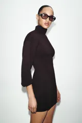 Vestido corto de tejido de punto elástico con cuello alto, manga larga y cierre posterior con cremallera.