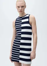 Vestido corto de tejido de punto con diseño entallado, cuello redondo y tirantes anchos. Presenta un estampado de rayas horizontales con una división vertical central que alterna la dirección y el grosor de las rayas.