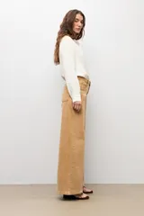 Jean wide leg de tiro alto y corte amplio, color camel, confeccionado en denim con efecto desgastado.