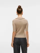 Top de manga corta color beige, con cuello redondo, ribete fruncido y cierre frontal con botones tipo polo. Confeccionado en tejido de punto plano con un ajuste regular.