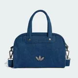 Minibolsa tipo bowling de Adidas Originals confeccionada en denim azul, con asas superiores, correa de hombro desmontable, cierre de cremallera y detalle del logo Trefoil metálico en el frente.