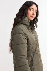 Campera puffer larga de color verde militar, con cuello alto, cierre frontal y diseño acolchado horizontal.