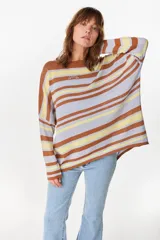 Sweater de tejido de punto a rayas horizontales en tonos celeste, marrón tostado y amarillo, de corte holgado, mangas caídas y escote bote.
