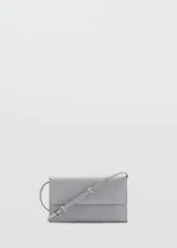 Bolso tipo sobre de diseño minimalista, color gris, con correa larga ajustable y cierre de solapa.